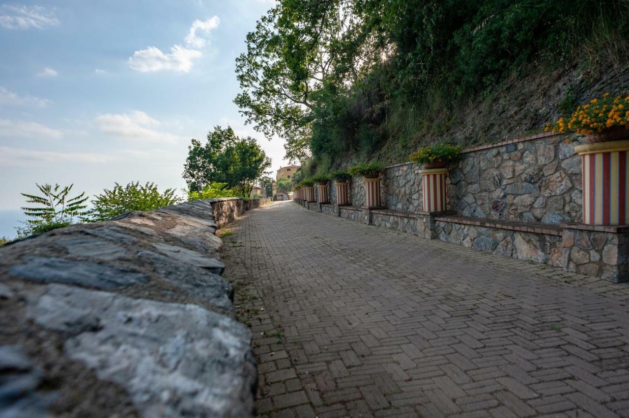 Azienda Agrituristica Le Terre Di San Leonardo سترارو المظهر الخارجي الصورة